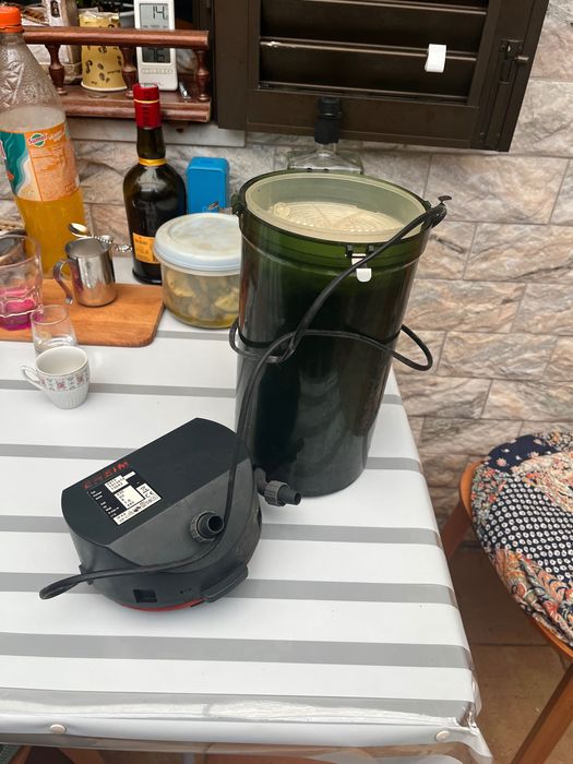 2 grandes aquários com vários acessórios e bombas