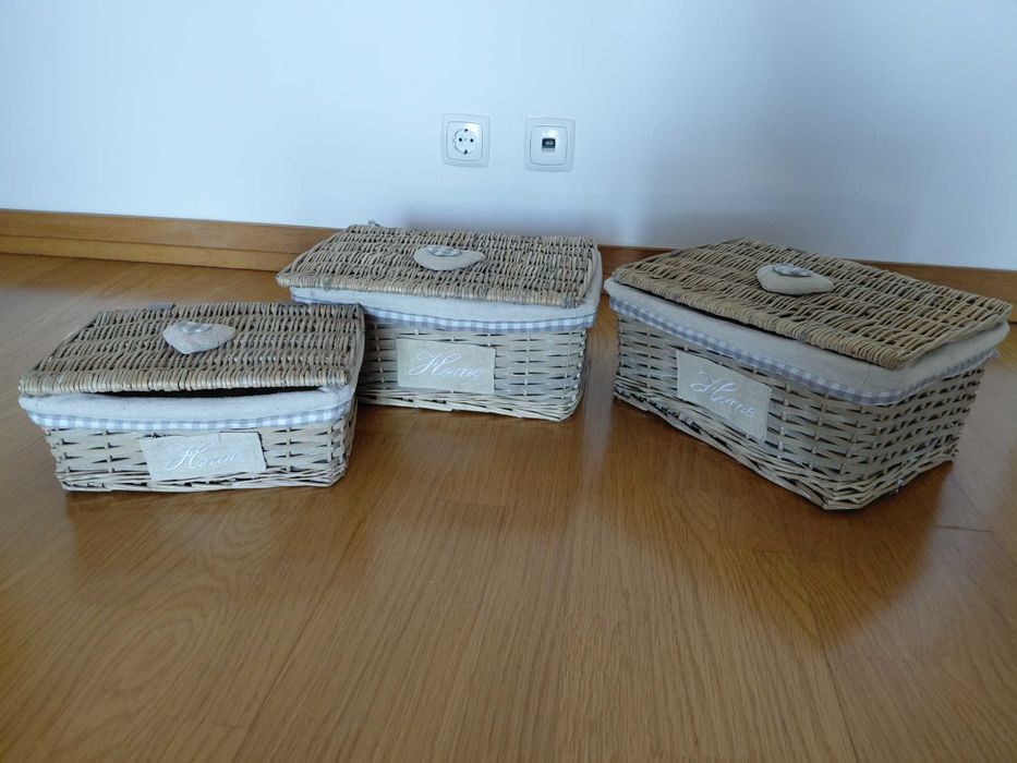 Conjunto de 3 cestos em verga com forro interior