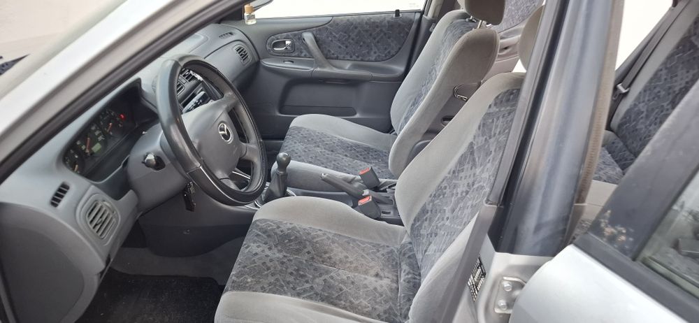 Mazda 323- ano 2000
