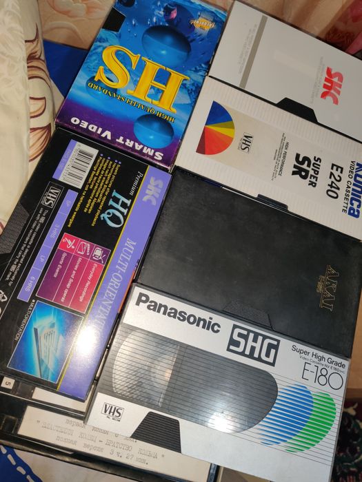 Відеокасети для ведеомагнітофона 20 штук фільми, жахи, комедії, боєвик