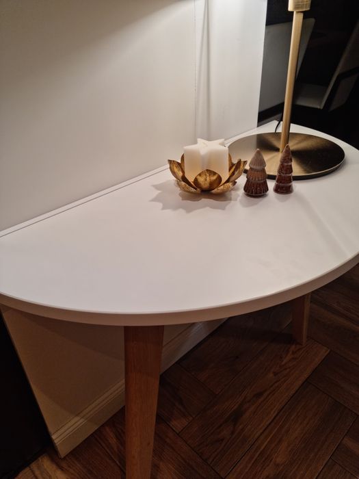 Stylowy półokrągły stolik montowany do ściany – skandynawski design