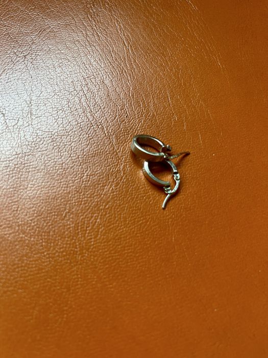 Brincos argola pequenos em metal prateado