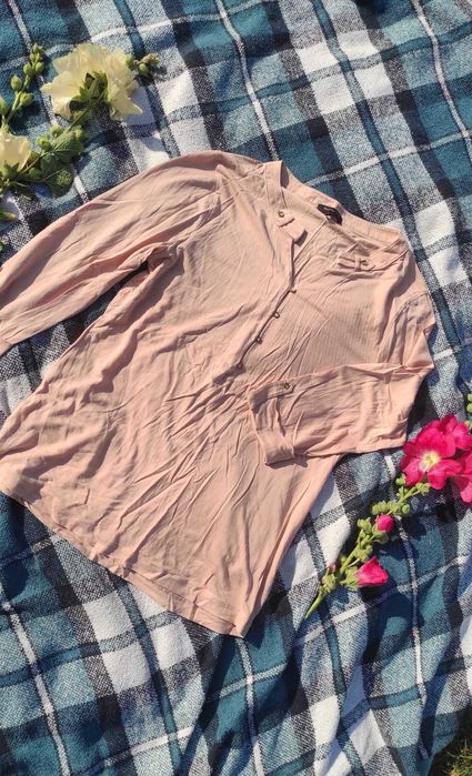 Кофтина тілесного кольору з подовженим рукавом.