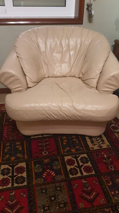 Sofá poltrona em pele beje  1 lugar