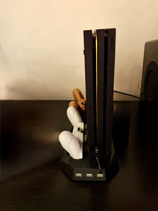 PS4 PRO 1TB + Base de ventilacao e carregamento de comandos