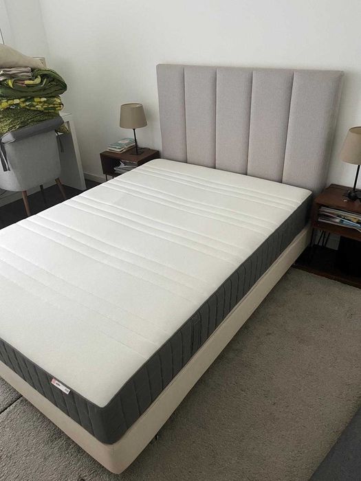 Cama de casal IKEA com cabeceira e colchão (140x200 cm)