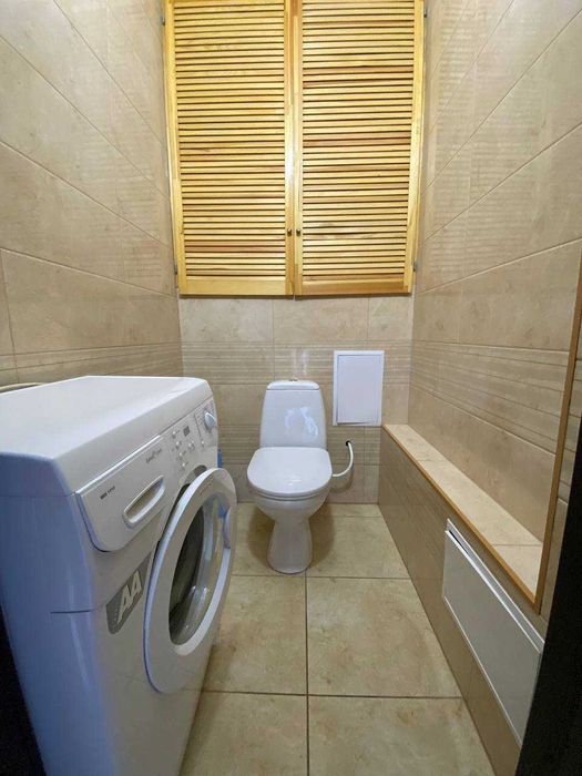 Простора 1-к  45 м²  біля метро Харківська/Позняки. Вишняківська,3