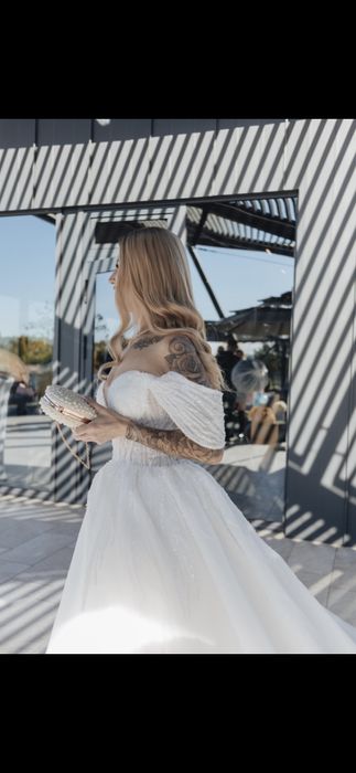 Весільна сукня зі шлейфом та розрізом