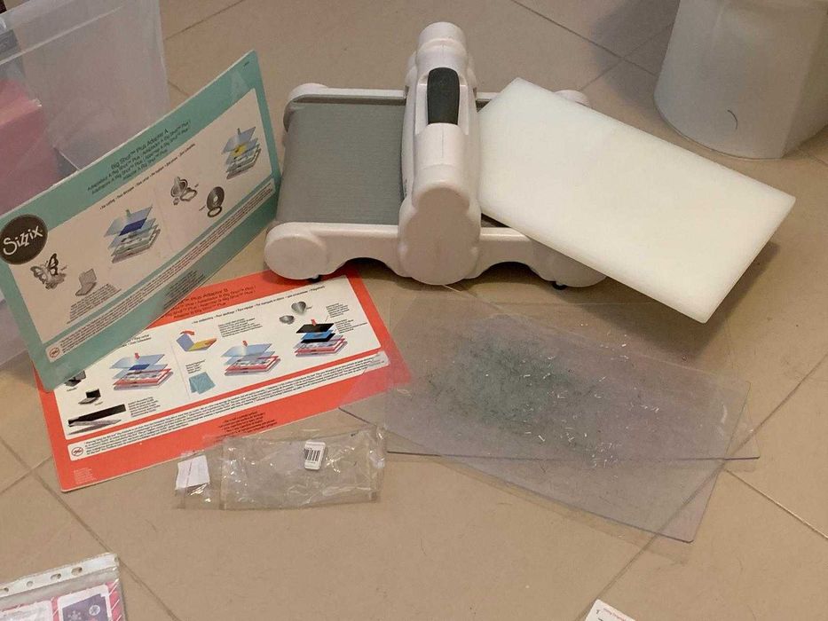 Sizzix Big Shot Plus com vários moldes