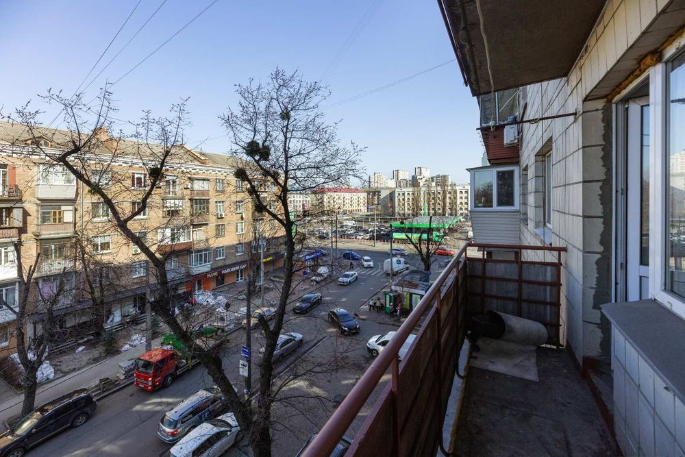 Продаётся 2 комнатная квартира Севастопольская пл.