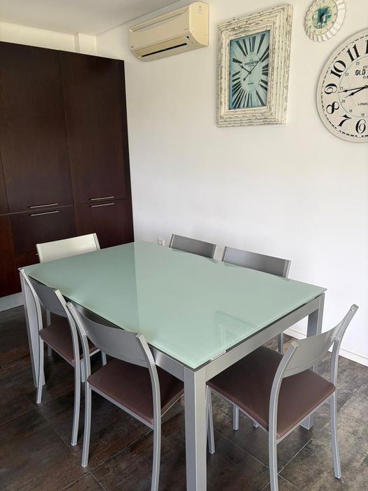 Mesa jantar extensível em vidro com 6 cadeiras
