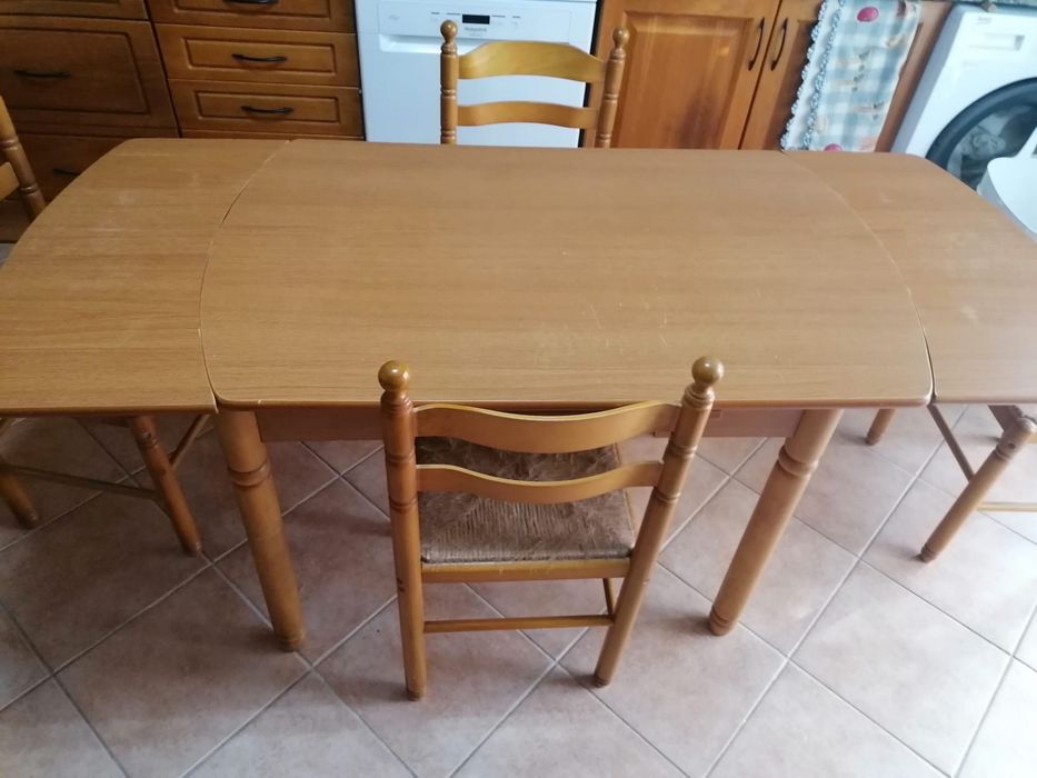 Mesa + 6 cadeiras + 2 bancos