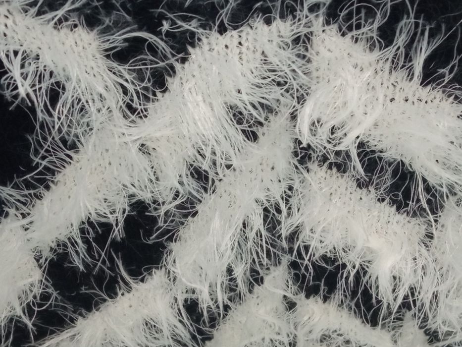 Camisola muito quentinha e peludinha (branco e preto) - tamanho M/L