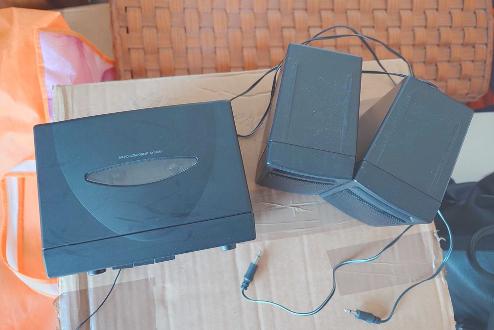 Pequeno sistema de som antigo - Rádio e Leitor de cassetes + 2 colunas