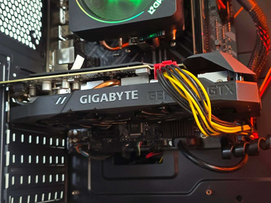 Komputer gamingowy (AMD Ryzen 7 2700X, GTX 1660 Super, RAM 16GB, SSD)