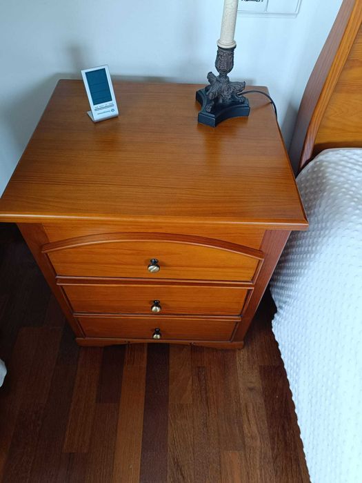 Conjunto de Cama, mesa de cabeceira e cômoda em madeira maciça