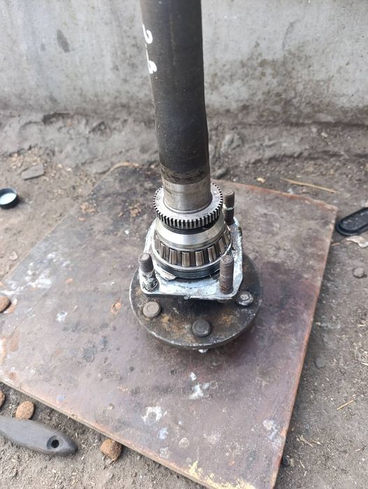 Піввісь задня для редуктора без блокування на Nissan Navara d40