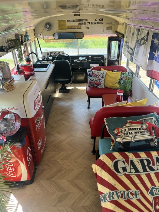 SKORZĘCIN noclegi w amerykanskim kamperze wolne pokoje SCOOL BUS