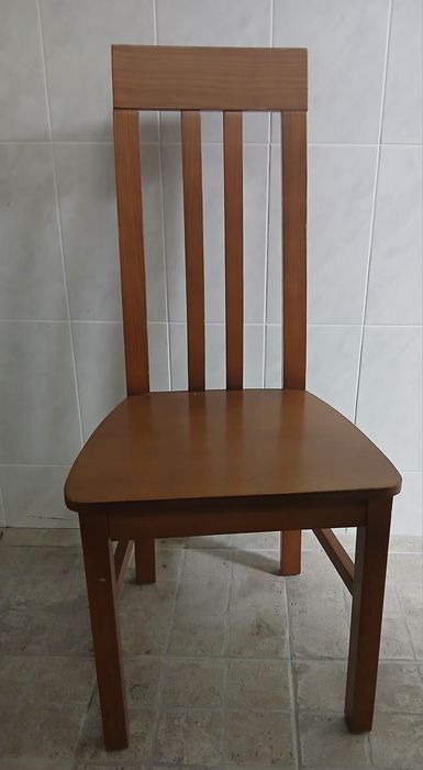 4 cadeiras em madeira