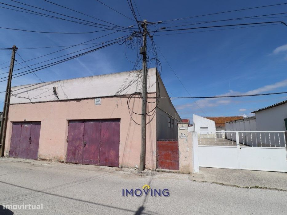 Moradia Bi-Familiar, para venda na Baixa da Banheira