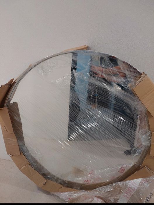 Espelho redondo com moldura prateada