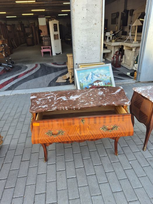 Komoda brzuchatka z marmurowym blatem
