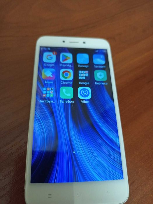 Телефон Xiaomi MDG 6 32GB все працює,є тріщина,не має слота sim карти!