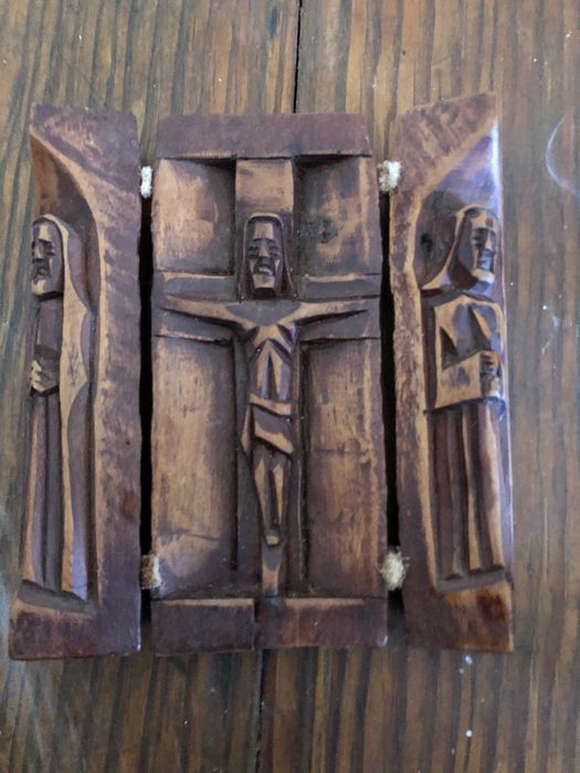 Santissima Trindade em madeira esculpida. Medidas 20 alt x 18 com x 4