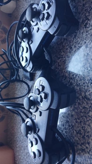 Conjunto de 8 jogos e 2 comandos duallshock da Sony Ler descrição