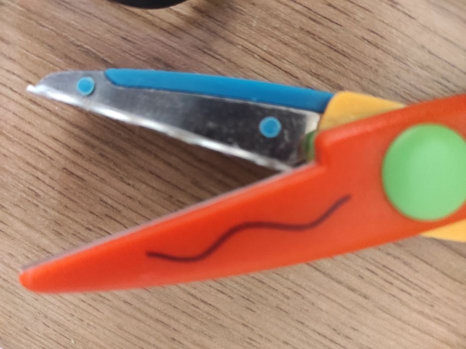 Яскраві фігурні ножиці