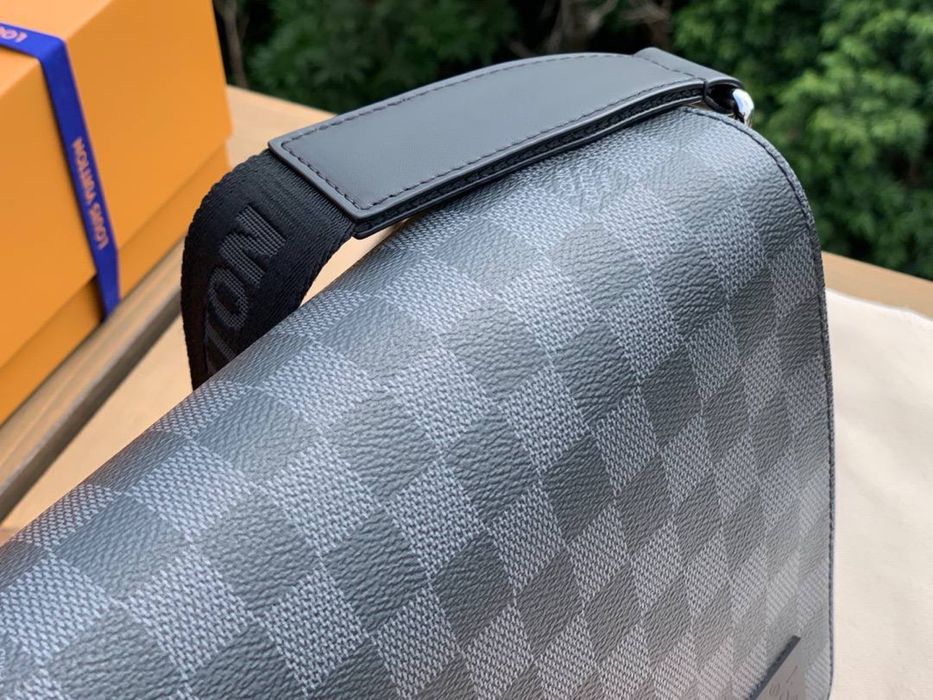 Louis Vuitton District Messenger
