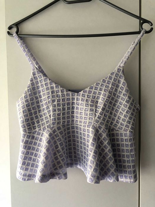 Letni krótki top z falbanką