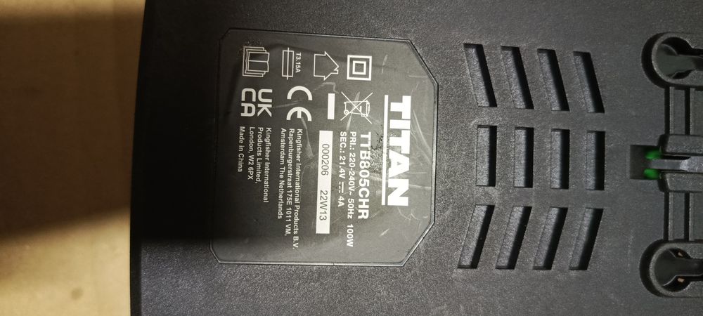 Ładowarka titan ttb805chr