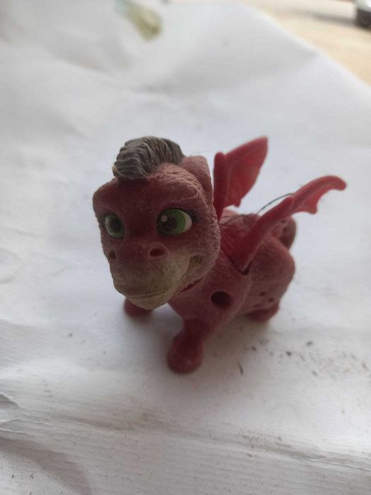 Brinquedo figura de dragão