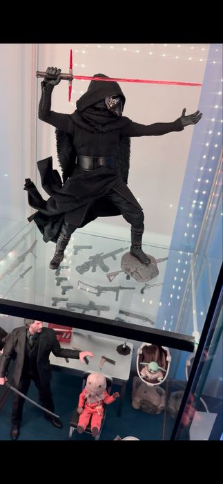 Kylo ren hot toys