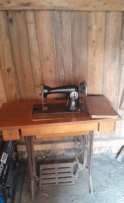 Продаю швейну машинку