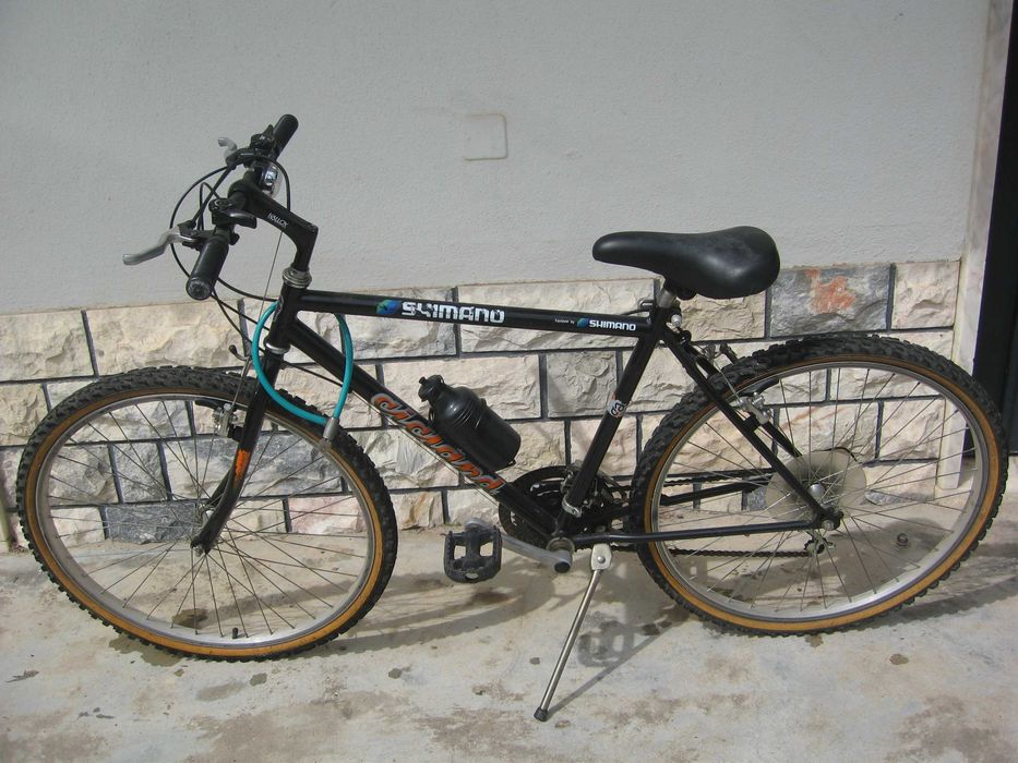Bicicleta BTT preta em ótimo estado de funcionamento. Roda 26