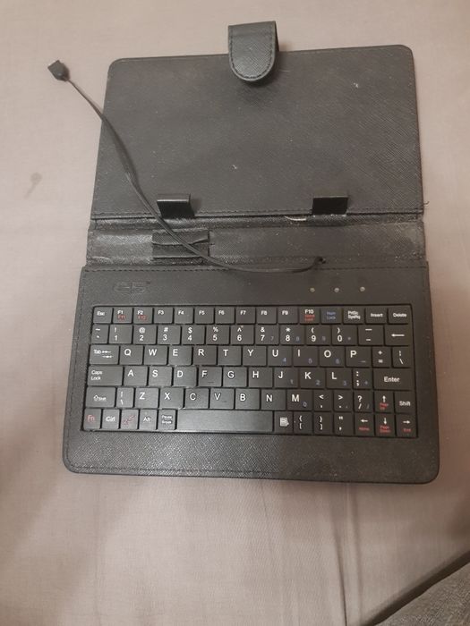 Tablet,,etui z  klawiaturą