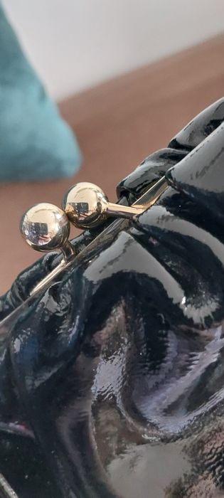 Torebka lakierowana na łańcuszku bigiel