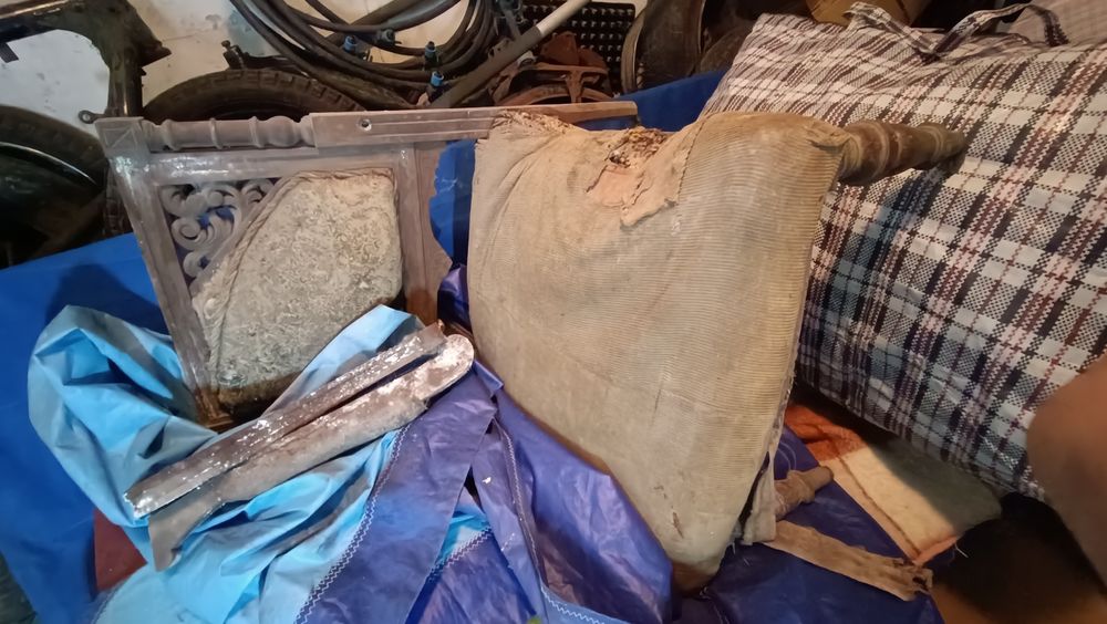 Старі крісла під реставрацію