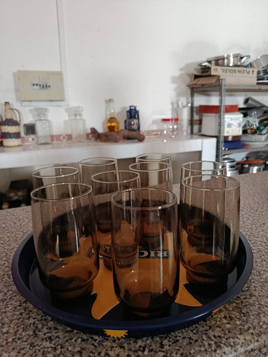 Conjunto de 9 copos clássicos com bandeja