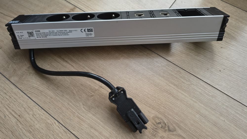 Puszka do systemu POWER FRAME z 3 gniazdami zasilania. Puszka z 3 gnia