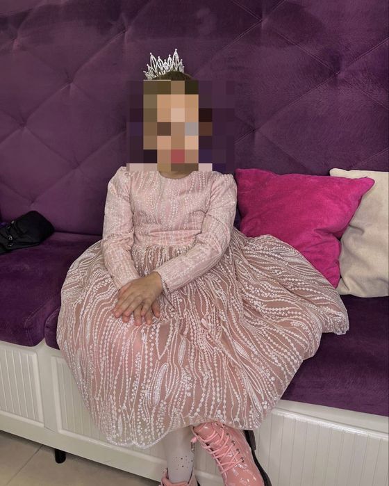 Продам святкове плаття дитяче в ідеальному стані.