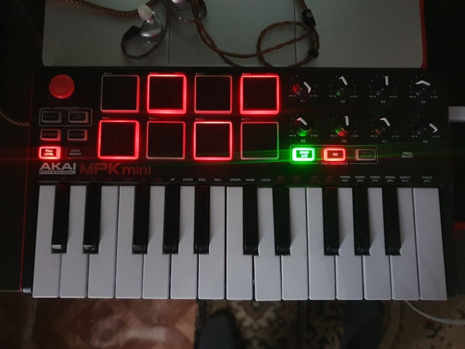Студийный набор для стриминга и музыки: Akai MPK Mini + V8 II + Микроф