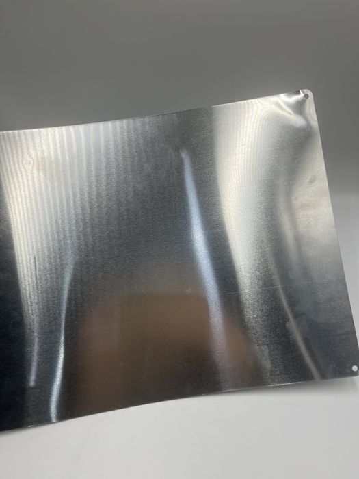 Metalowa tablica dekoracyjna z motywem broni