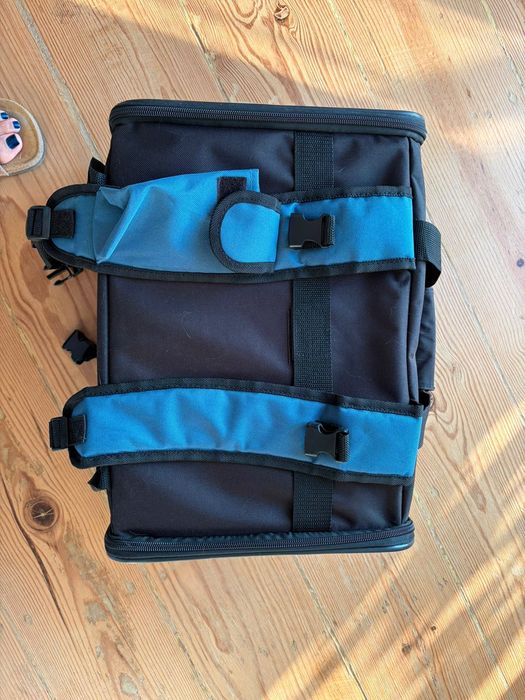 Mochila para um gato ou um cão pequeno.