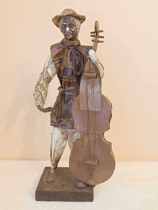 Figura artesanato homem com violoncelo em papel maché