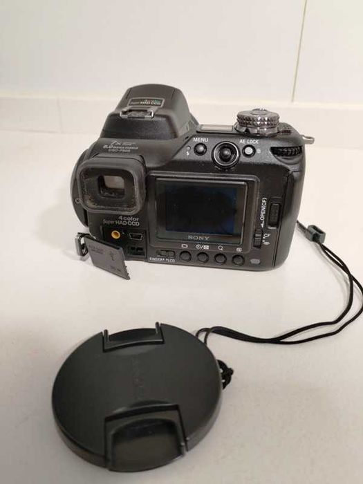 Vendo Sony Cibershot F828, para reparar ou peças.