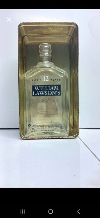 Caixa antiga de whisky com garrafa