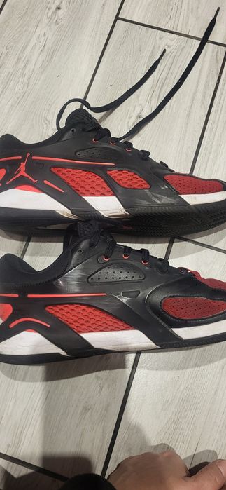 Nike Jordan Heir w kolorystyce czarno-czerwonej.